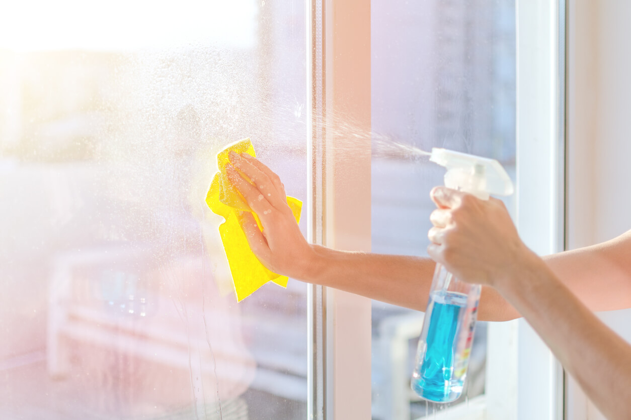 cleaning vinyl windows